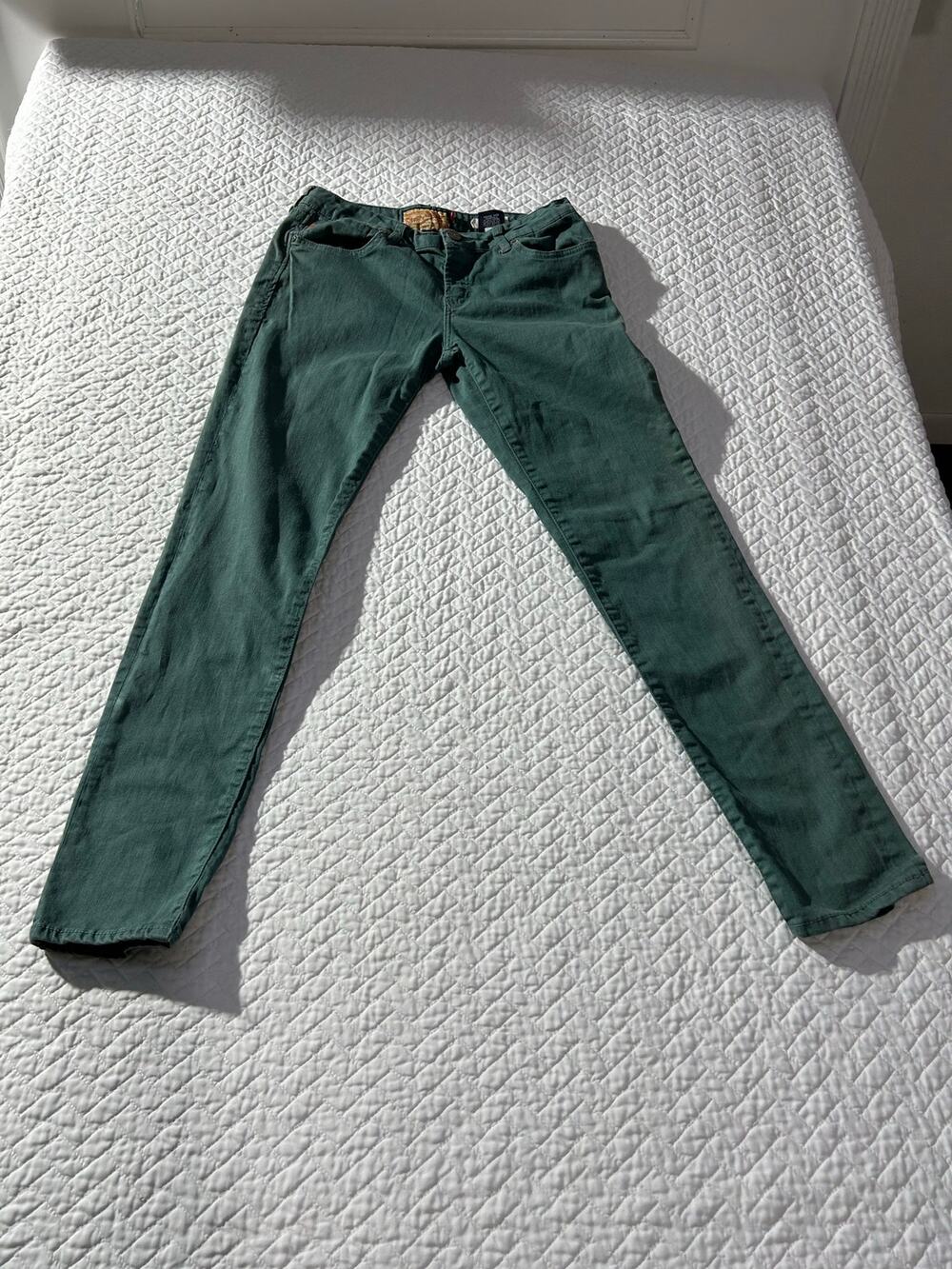 Women’s DEAR JOHN JEANS / “ Joyrich Comfort Skinny” 
Size  -29  Light green